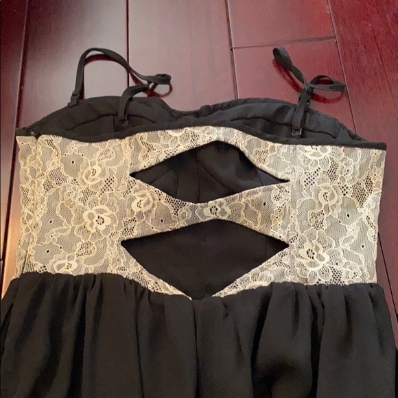 Black romper with lace. Removable straps - Picture 2 of 2